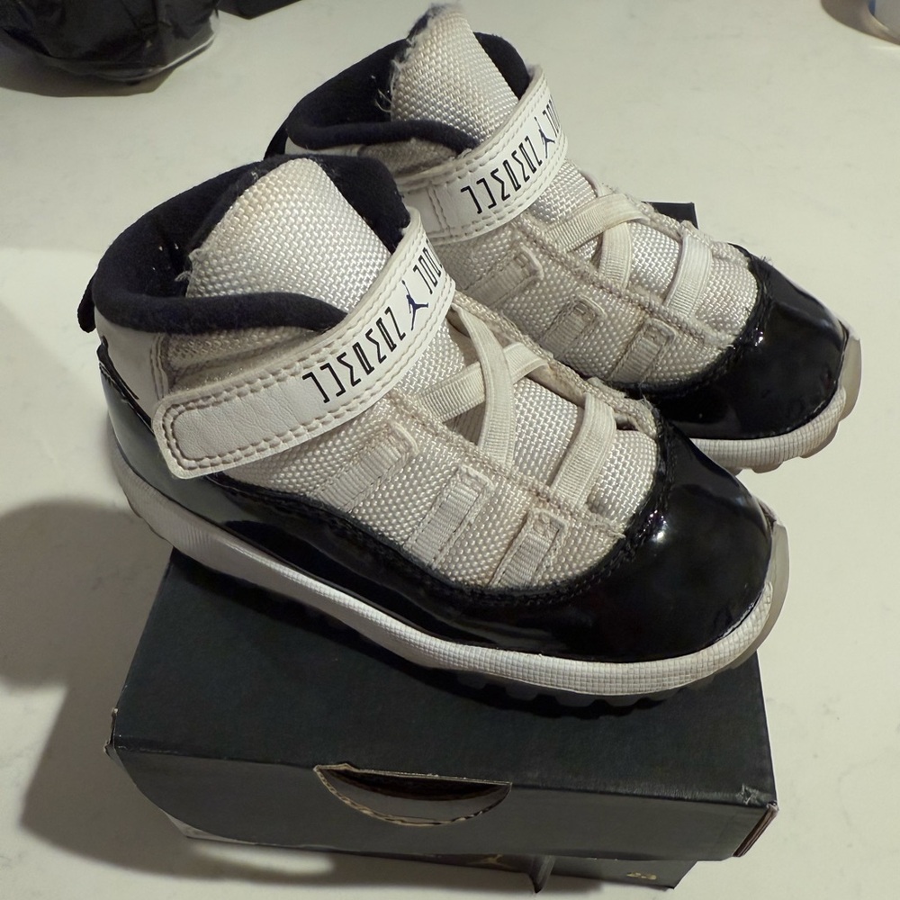 Kids Jordan 11 Retro White and Black concord size 8c